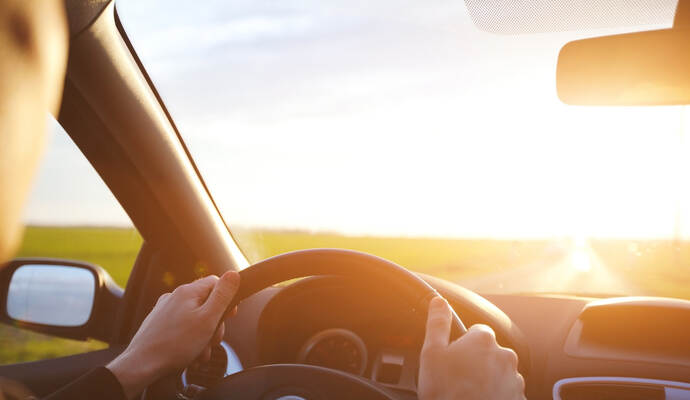 Auto_auf_Feldweg_Symbolbild Auto_auf_Feldweg_Symbolbild