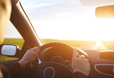 Auto_auf_Feldweg_Symbolbild