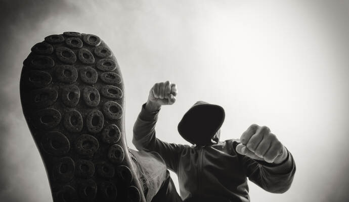 Vier bis fünf männliche Personen mit südländischem Aussehen sollen einen Jugendlichen in Königsbach-Stein überfallen haben.