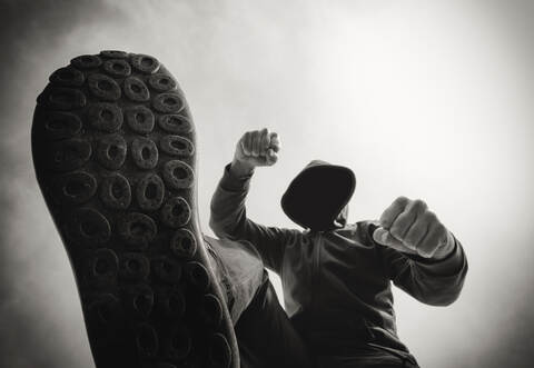 Vier bis fünf männliche Personen mit südländischem Aussehen sollen einen Jugendlichen in Königsbach-Stein überfallen haben.