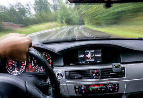 Bei seienr Trunkenheitsfahrt durch Straubenhardt kam ein Mann offenbar immer wieder von der Fahrbahn ab und geriet dabei sowohl auf die Gegenfahrbahn, als auch in die angrenzenden Grünflächen.