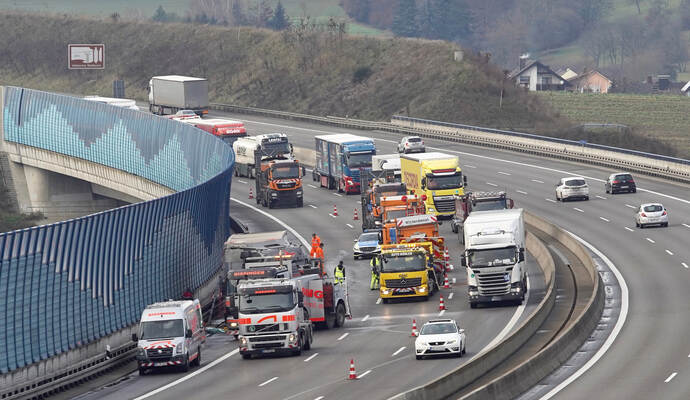 Nach dem Crash musste der Lkw von einem Abschleppdienst geborgen werden.