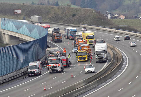 Nach dem Crash musste der Lkw von einem Abschleppdienst geborgen werden.