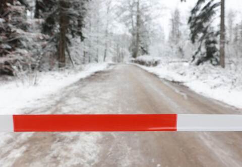 Hier gibt es kein Durchkommen mehr: Die Polizei hat die Zufahrtsstraßen nach Dobel am Sonntag gesperrt.