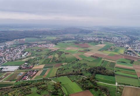 Lomersheim (links) ist seit dem Jahr 1971 ein Stadtteil von Mühlacker (rechts).