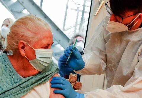 Im Pflegezentrum Wiesengrund in Knittlingen durften sich die Bewohner über die ersten Impfungen gegen das Corona-Virus freuen, wie hier im Bild die 81-jährige Erna Wolff, die als zweite von Arzt Dr. Javin Amrami gepiekst wurde.