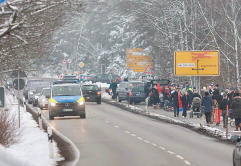 Menschenmassen trotz Corona in Langenbrand: Zahlreiche Ausflügler kamen am Sonntag zum Rodeln und Spazieren in den Schömberger Ortsteil.