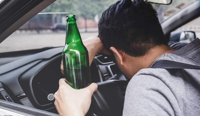 Ein Mann hat am Montag in Königsbach-Stein betrunken und ohne Führerschein einen Unfall verursacht und ist danach hinter dem Steuer seines Wagens eingeschlafen.