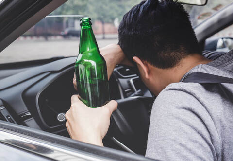 Ein Mann hat am Montag in Königsbach-Stein betrunken und ohne Führerschein einen Unfall verursacht und ist danach hinter dem Steuer seines Wagens eingeschlafen.