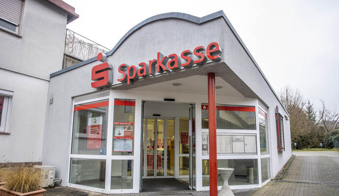 Unbekannte Täter haben am frühen Montagmorgen bei einem Geldautomatenaufbruch in Weiler Beute im sechsstelligen Bereich gemacht. Unbekannte Täter haben am frühen Montagmorgen bei einem Geldautomatenaufbruch in Weiler Beute im sechsstelligen Bereich gemacht.