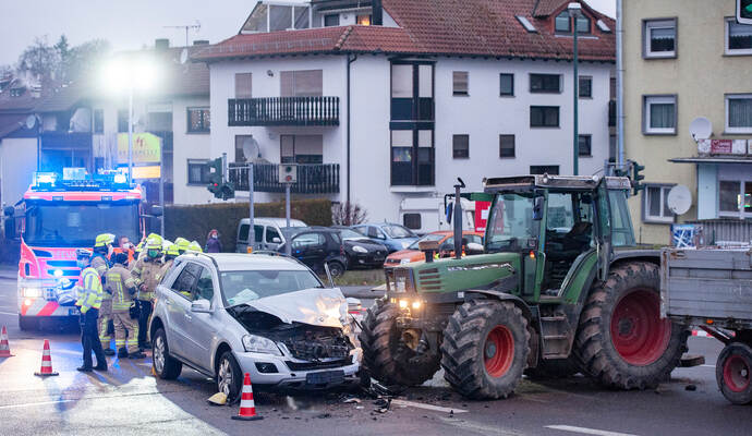 Der Mercedes und der Traktor waren mitten auf der Kreuzung zusammengestoßen.