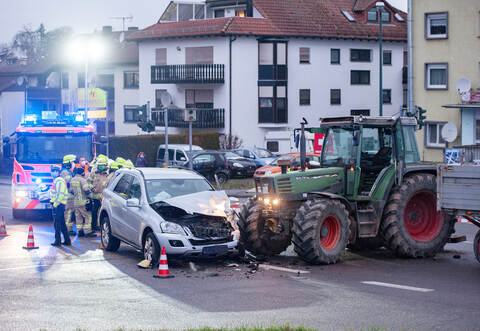Der Mercedes und der Traktor waren mitten auf der Kreuzung zusammengestoßen.