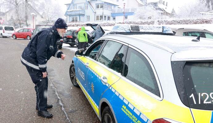 In und um Dobel sind bislang laut Polizei keine Streckensperrung nötig. Die Polizei ist dort aber dennoch unterwegs. In und um Dobel sind bislang laut Polizei keine Streckensperrung nötig. Die Polizei ist dort aber dennoch unterwegs.