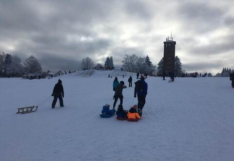 Nach teils chaotischen Zuständen mit gesperrten Straßen, überfüllten Parkplätzen und Schlittenhängen und Menschen-Ansammlungen im Schnee am vergangenen Wochenende richtet die Polizei auch an diesem Wochenende ein besonderes Augenmerk auf beliebte Ausflugsziele im Nordschwarzwald. Am Alten Wasserturm in Dobel sah es am Sonntagmorgen gegen 10 Uhr so aus.