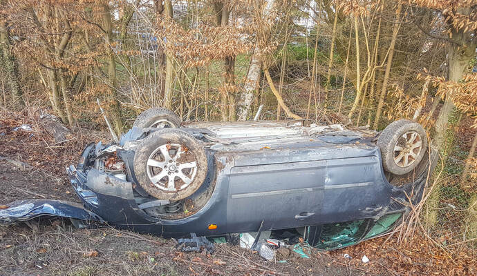 B10 nach Unfall bei Mühlacker gesperrt - Polizei sucht mit Hubschrauber nach flüchtigem Insassen des Unfallautos