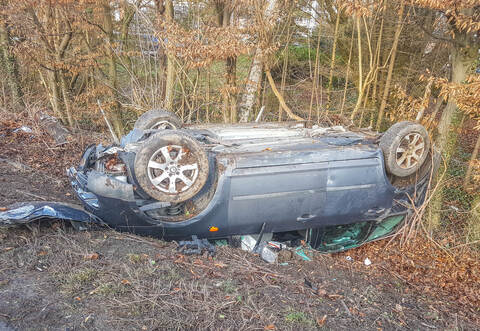 B10 nach Unfall bei Mühlacker gesperrt - Polizei sucht mit Hubschrauber nach flüchtigem Insassen des Unfallautos