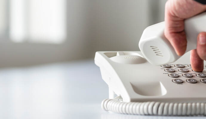 Am Telefon gaben sich betrüger als Polizisten aus. Am Telefon gaben sich betrüger als Polizisten aus.