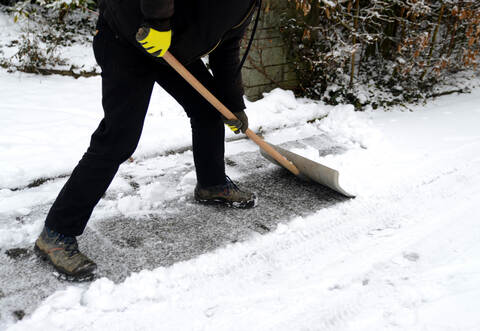 Anwohner müssen die Gehewege von Schnee und Eis befreien - sonst kann es teuer werden.