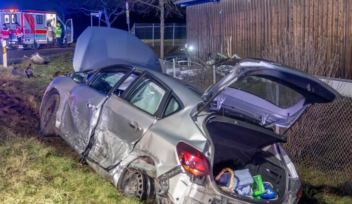 Bei der Kollision der beiden Autos sind die beiden Fahrerinnen und drei Kinder im Alter von fünf bis acht Jahren teils schwer verletzt worden. Bei der Kollision der beiden Autos sind die beiden Fahrerinnen und drei Kinder im Alter von fünf bis acht Jahren teils schwer verletzt worden.