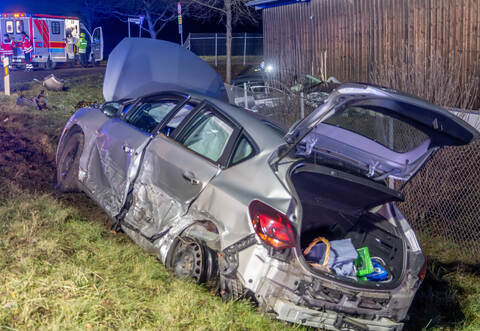 Bei der Kollision der beiden Autos sind die beiden Fahrerinnen und drei Kinder im Alter von fünf bis acht Jahren teils schwer verletzt worden.