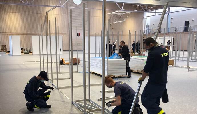 THW´ler aus Niefern-Öschelbronn, Mühlacker und Neuenbürg-Arnbach haben den Enzkreis beim Aufbau des Kreisimpfzentrums in Mönsheim unterstützt.
THW´ler aus Niefern-Öschelbronn, Mühlacker und Neuenbürg-Arnbach haben den Enzkreis beim Aufbau des Kreisimpfzentrums in Mönsheim unterstützt.