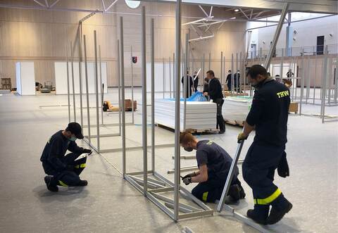 THW´ler aus Niefern-Öschelbronn, Mühlacker und Neuenbürg-Arnbach haben den Enzkreis beim Aufbau des Kreisimpfzentrums in Mönsheim unterstützt.
 