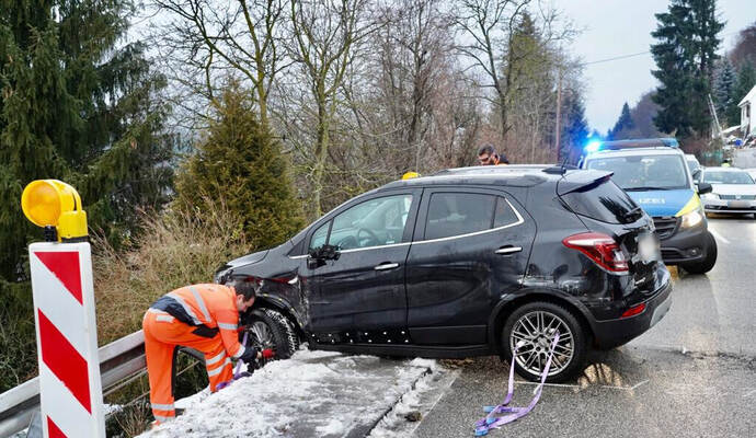 Ein Opelfahrer ist am Montag auf der B294 zwischen Calmbach und Höfen in den Gegenverkehr geraten. Ein Opelfahrer ist am Montag auf der B294 zwischen Calmbach und Höfen in den Gegenverkehr geraten.