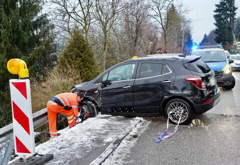 Ein Opelfahrer ist am Montag auf der B294 zwischen Calmbach und Höfen in den Gegenverkehr geraten.