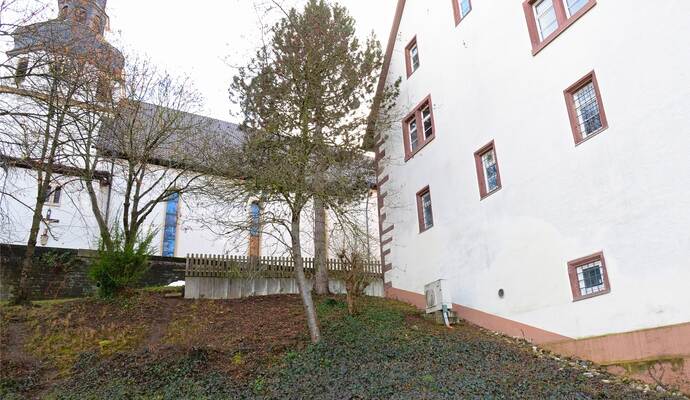 Der Treppen- und Aufzugsturm wird hier neben der Ostfassade von der Lindenstraße aus bis zum ersten Obergeschoss des Heimatmuseums gebaut.
