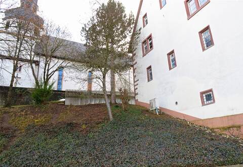 Der Treppen- und Aufzugsturm wird hier neben der Ostfassade von der Lindenstraße aus bis zum ersten Obergeschoss des Heimatmuseums gebaut.