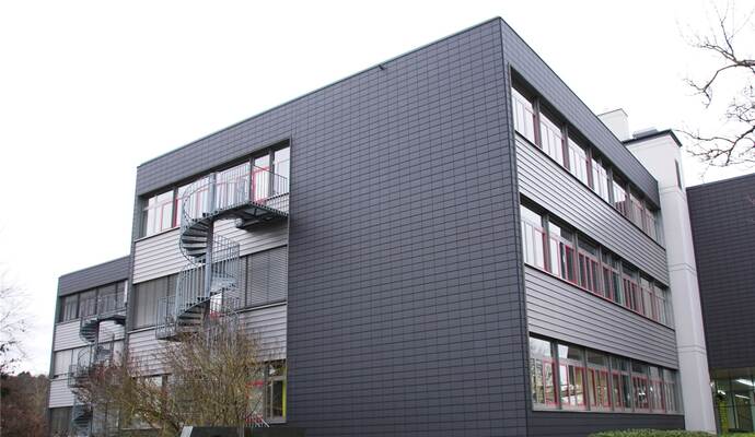 Im Hauptgebäude sind die Fachräume teilweise noch mit der Erstausstattung aus den 1970er-Jahren versehen. Bisher sahen die Pläne eine Erweiterung des bisherigen Gebäudes für Naturwissenschaften vor. Nun wurden im Verwaltungsrat kostengünstigere Alternativen erarbeitet.