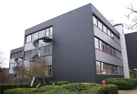 Im Hauptgebäude sind die Fachräume teilweise noch mit der Erstausstattung aus den 1970er-Jahren versehen. Bisher sahen die Pläne eine Erweiterung des bisherigen Gebäudes für Naturwissenschaften vor. Nun wurden im Verwaltungsrat kostengünstigere Alternativen erarbeitet.