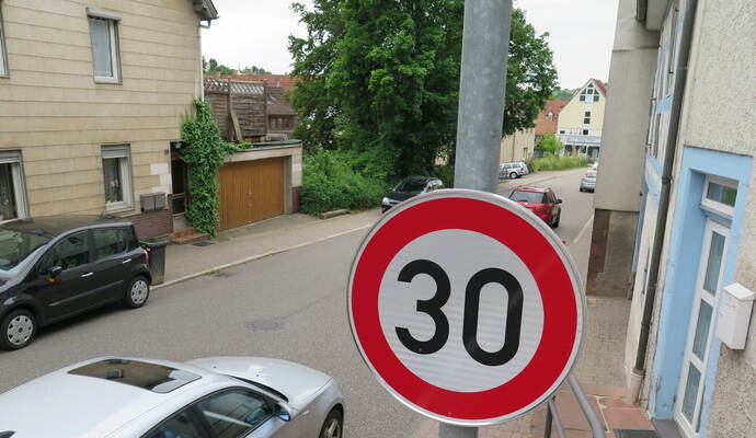 Weiter in der Diskussion befindet sich das Thema Temporegulierung in Keltern. Hier auf der Ortsdurchfahrt in Dietlingen gilt es bereits. Weiter in der Diskussion befindet sich das Thema Temporegulierung in Keltern. Hier auf der Ortsdurchfahrt in Dietlingen gilt es bereits.