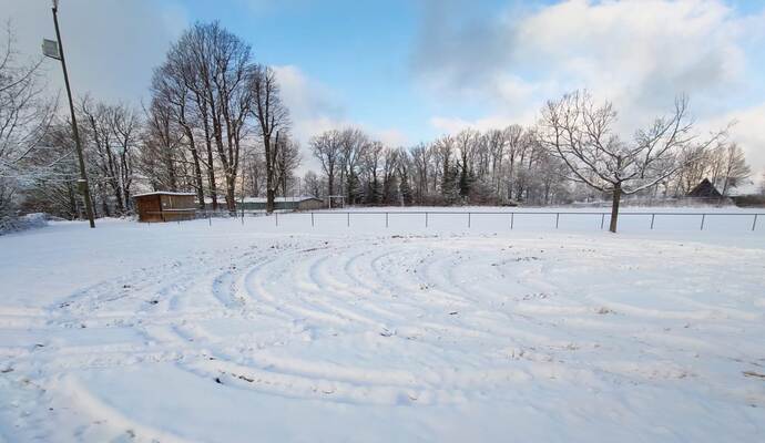 Deutlich zu erkennen: Auf der Rasenfläche vor dem Sportplatz Waldrennach haben Autonarren ihre Gefährte driften lassen.
