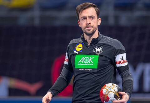 Der Birkenfelder Patrick Groetzki, hier beim Aufwärmen der deutschen Handball-Nationalmannschaft vor dem WM-Spiel gegen Ungarn, hat zwar seinen Job als Kabinen-DJ verloren, trauert der Aufgabe allerdings nicht nach.
