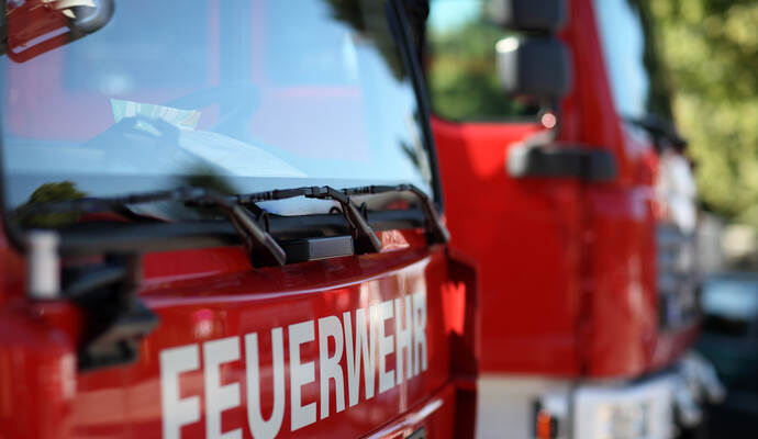 Die Feuerwehr Königsbach-Stein ist mit 30 Einsatzkräften vor Ort.