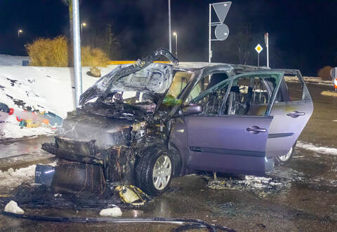 Der Renault wurde bei dem Feuer komplett zerstört.