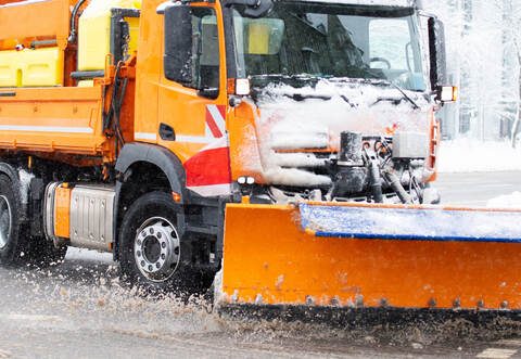 Wieder ist im Enzkreis ein Streufahrzeug (Symbolbild) von der Fahrbahn gerutscht - dieses Mal in Neuhausen. Der Fahrer wurde schwer verletzt.