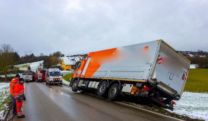 Aufgrund der engen Fahrbahn musste ein Lkw-Fahrer auf der L1134 einem entgegenkommenden Fahrzeug des Schneeräumdienstes ausweichen und geriet dabei in ei9ne gefährliche Schieflage.