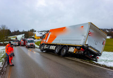 Aufgrund der engen Fahrbahn musste ein Lkw-Fahrer auf der L1134 einem entgegenkommenden Fahrzeug des Schneeräumdienstes ausweichen und geriet dabei in ei9ne gefährliche Schieflage.