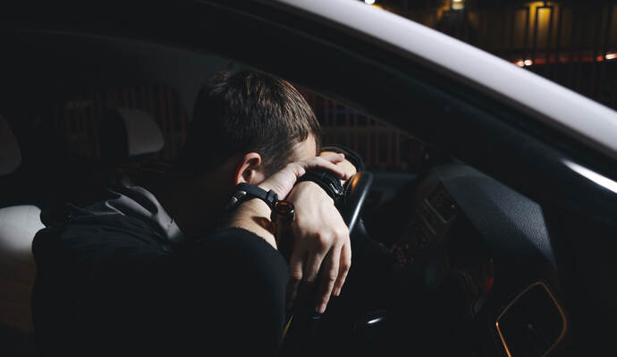 Mitten auf der Straße ist in Niefern ein Mann in seinem Auto eingeschlafen - bis die Polizei ihn schließlich wecken musste. Mitten auf der Straße ist in Niefern ein Mann in seinem Auto eingeschlafen - bis die Polizei ihn schließlich wecken musste.