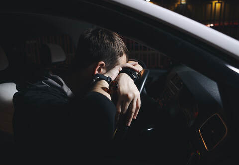 Mitten auf der Straße ist in Niefern ein Mann in seinem Auto eingeschlafen - bis die Polizei ihn schließlich wecken musste.