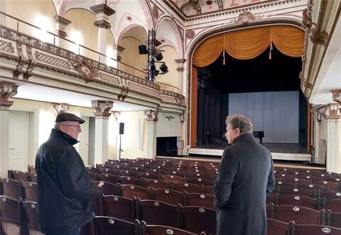 Lions-Präsident Eckhard Sträßner (links) im Gespräch mit dem Vorsitzenden des Fördervereins, Thomas Käppler.