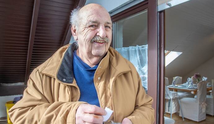 Heinz Keller aus Dennach mit der Losschüssel für die Gewinner aus der Intensivpflege