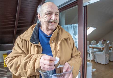 Heinz Keller aus Dennach mit der Losschüssel für die Gewinner aus der Intensivpflege