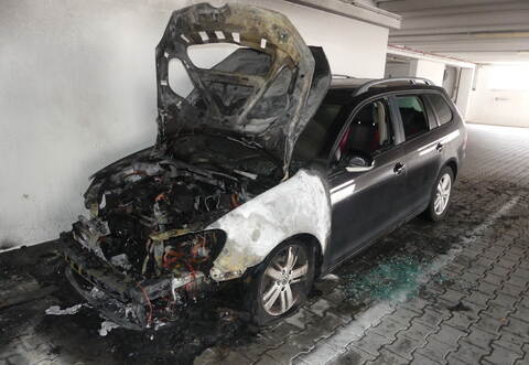 Am Dienstagmorgen fing ein Auto in einer Tiefgarage im Gewerbegebiet "Stöckmädle" Feuer.