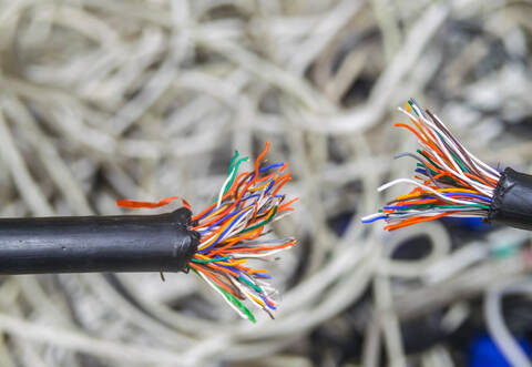 An mehreren Straßen wurden in Dietlingen Telefonkabel durchgetrennt.