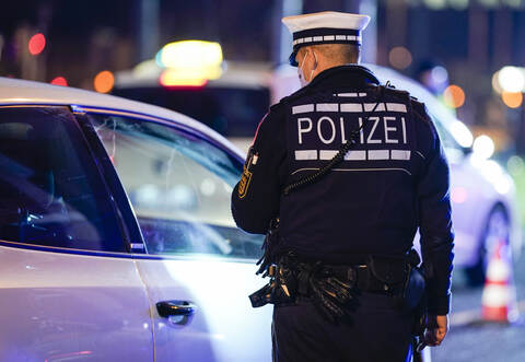 Eigentlich wollten Polizisten in Engelsbrand-Salmbach (Symbolbild) nur ein Auto kontrollieren, weil der Verdacht auf einen Verstoß gegen die Corona-Ausgangssperre vorlag. Bald jedoch staunten die Beamten über das überraschend junge Alter des Fahrers. 
 