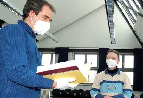 Den symbolischen ersten Band des Sternenfelser Inventurenbuchs überreichte der Vorsitzende der Kulturquelle, Emanuel Wilhelm, an Käthe Hohenberger, die über 2100 Akten sichtete und katalogisierte.