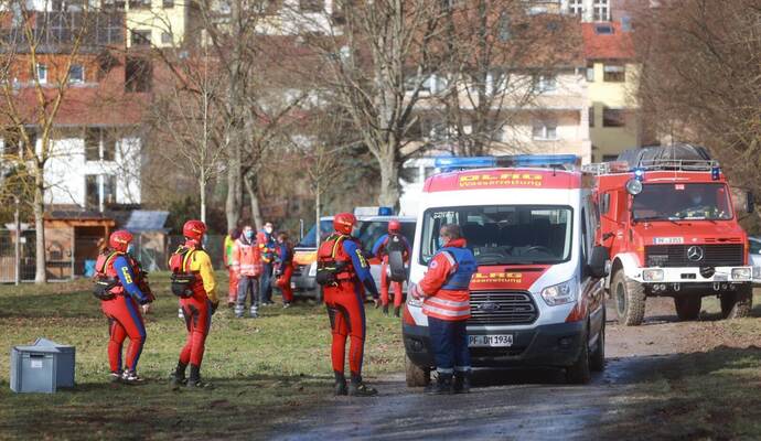 DLRG, Rettungsdienst, Feuerwehr und Polizei stellten die Suche nach der vermissten Person nach mehr als eineinhalb Stunden ergebnislos ein. DLRG, Rettungsdienst, Feuerwehr und Polizei stellten die Suche nach der vermissten Person nach mehr als eineinhalb Stunden ergebnislos ein.